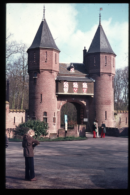 14.Haarzuilen apr 1975 Mama,Brigitte,Marion,Peter.JPG